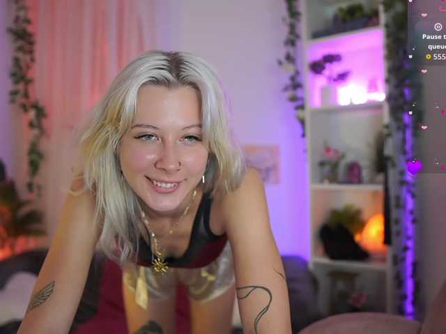 EmilySwan live cam on BongaCams
