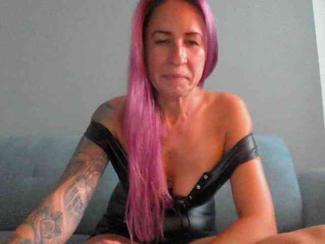 GermanMilfJasmin webcam