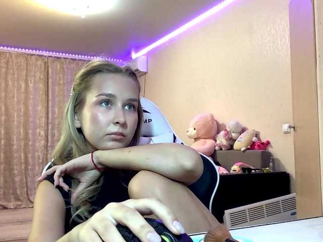 Emelinestrande live cam on BongaCams