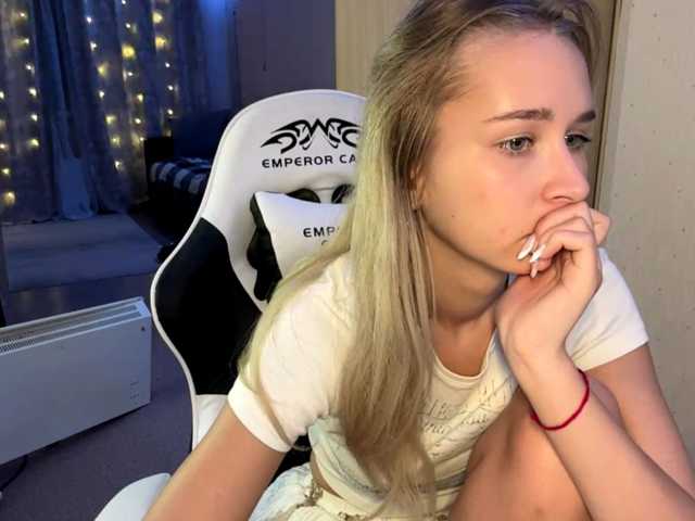 Emelinestrande live cam on BongaCams