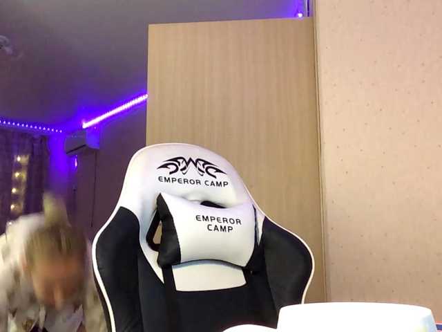Emelinestrande live cam on BongaCams