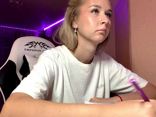 Emelinestrande live cam on BongaCams