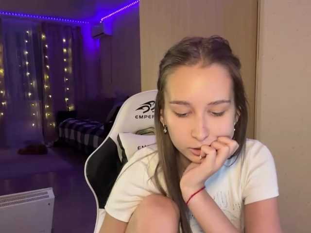 Emelinestrande live cam on BongaCams