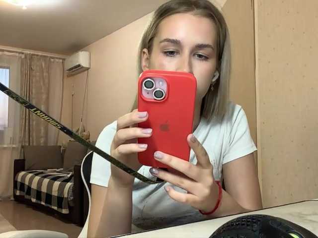 Emelinestrande live cam on BongaCams