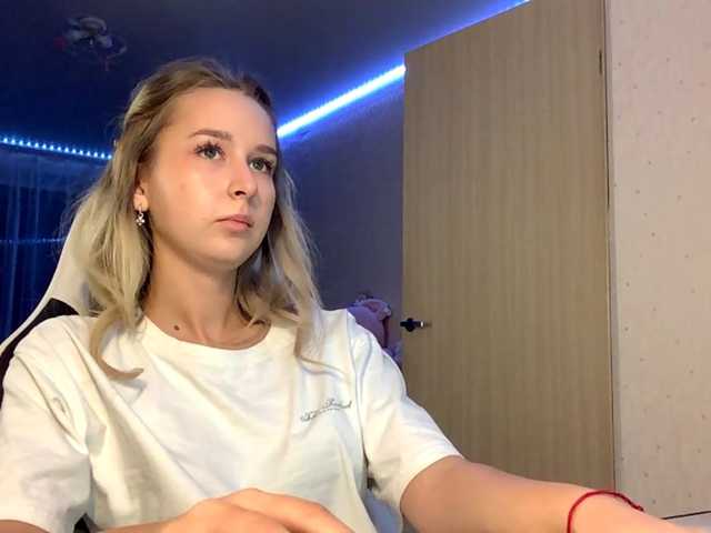 Emelinestrande live cam on BongaCams