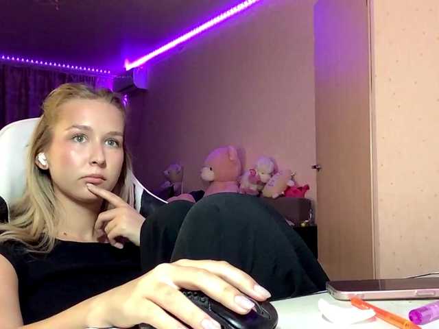 Emelinestrande live cam on BongaCams