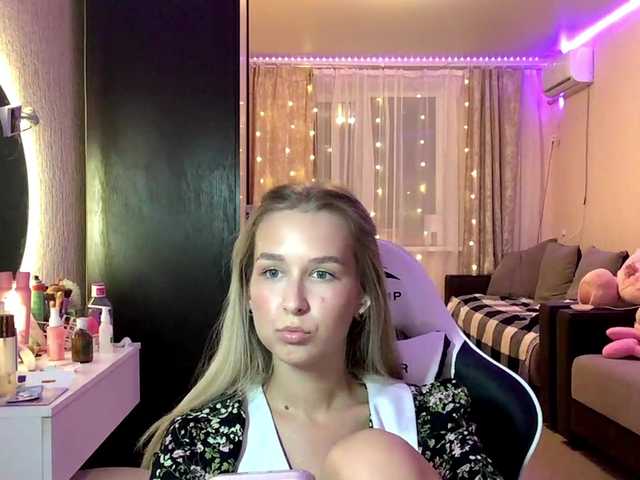 Emelinestrande live cam on BongaCams
