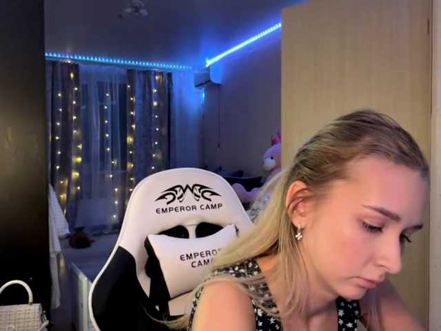 Emelinestrande live cam on BongaCams