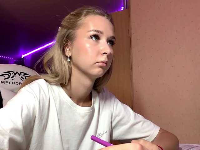 Emelinestrande live cam on BongaCams