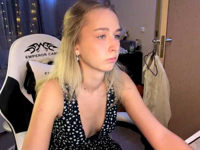 Emelinestrande live cam on BongaCams