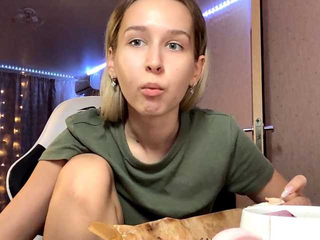 Emelinestrande live cam on BongaCams