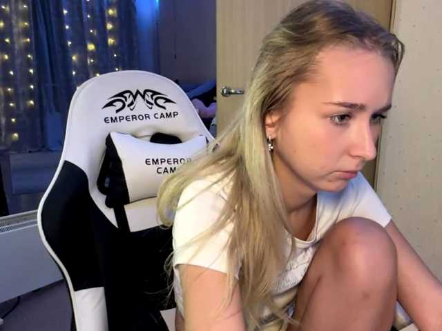 Emelinestrande live cam on BongaCams
