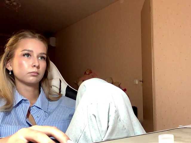 Emelinestrande live cam on BongaCams