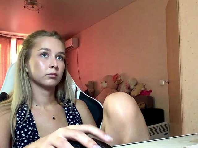 Emelinestrande live cam on BongaCams