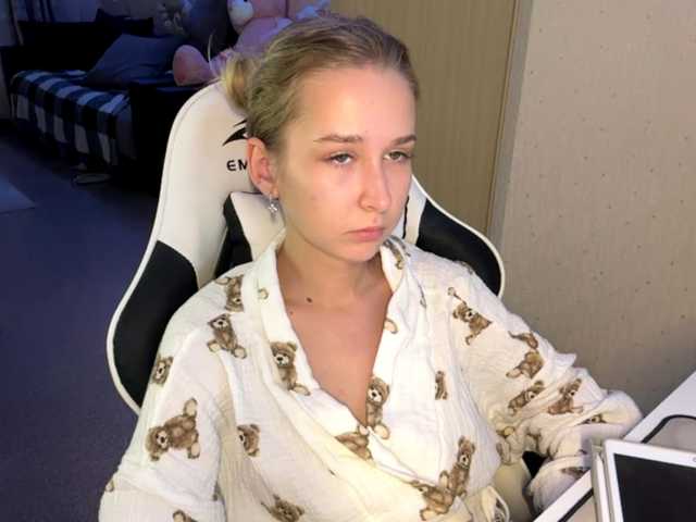 Emelinestrande live cam on BongaCams