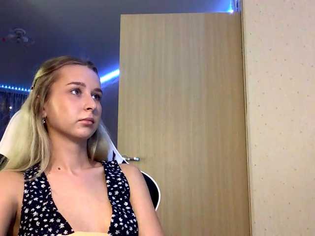 Emelinestrande live cam on BongaCams