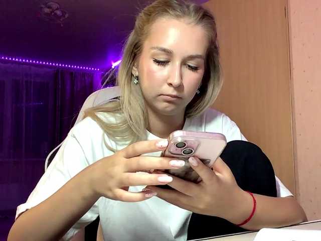 Emelinestrande live cam on BongaCams