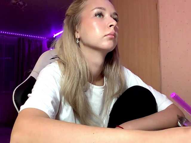 Emelinestrande live cam on BongaCams