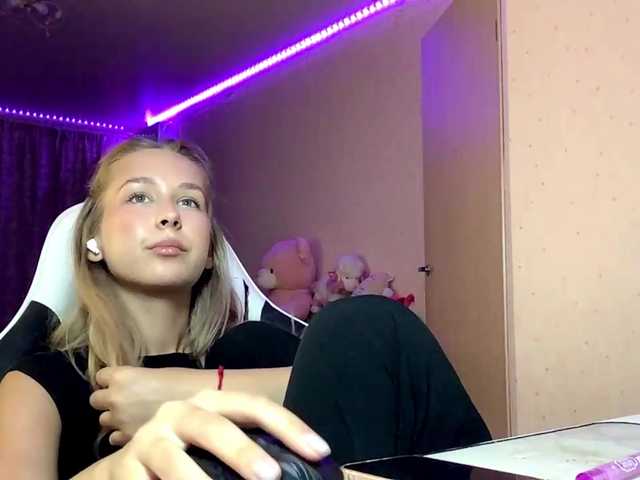 Emelinestrande live cam on BongaCams