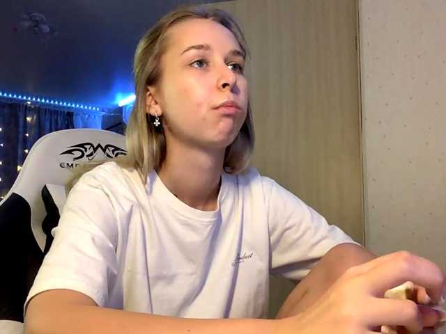 Emelinestrande live cam on BongaCams
