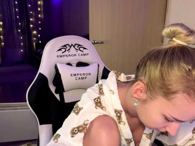 Emelinestrande live cam on BongaCams