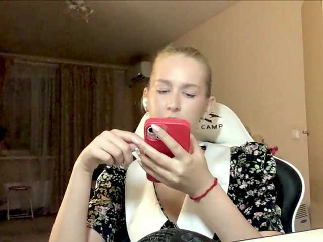 Emelinestrande live cam on BongaCams