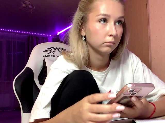 Emelinestrande live cam on BongaCams