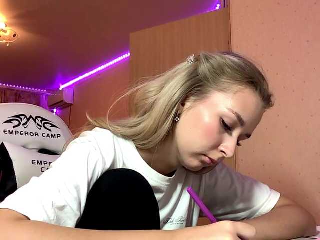 Emelinestrande live cam on BongaCams