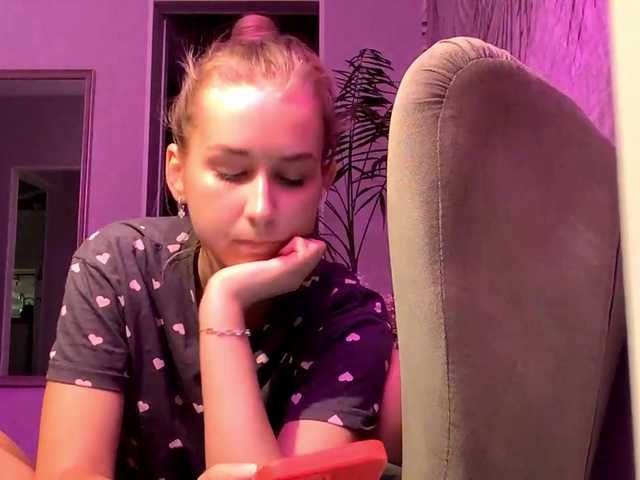 Emelinestrande live cam on BongaCams