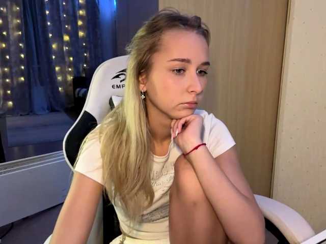 Emelinestrande live cam on BongaCams