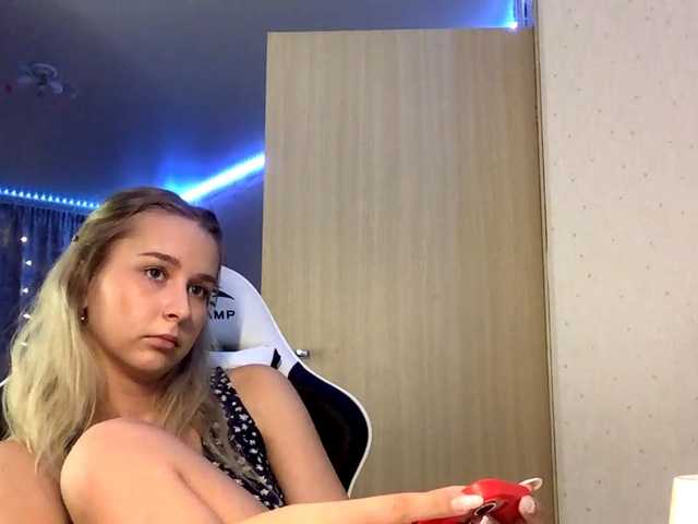 Emelinestrande live cam on BongaCams