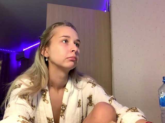 Emelinestrande live cam on BongaCams