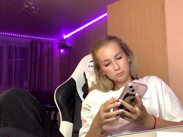 Emelinestrande live cam on BongaCams