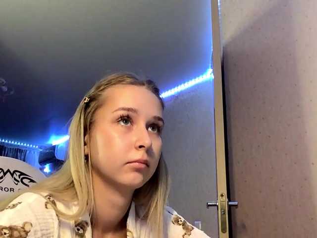 Emelinestrande live cam on BongaCams