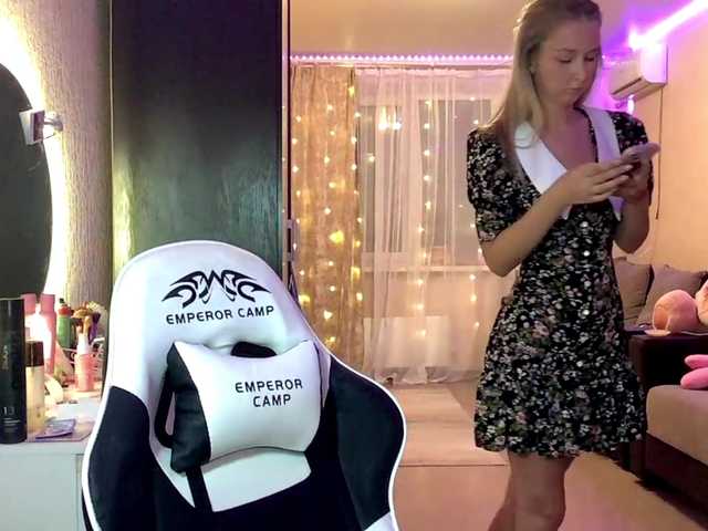 Emelinestrande live cam on BongaCams