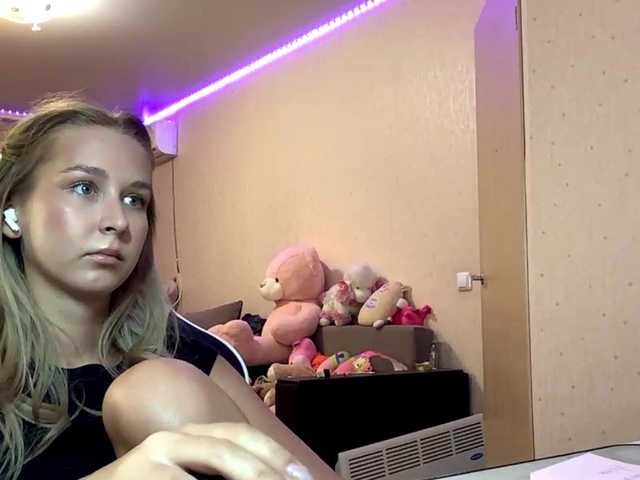 Emelinestrande live cam on BongaCams