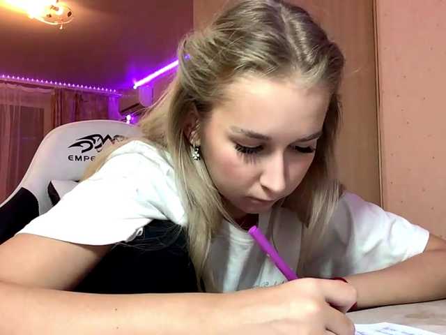 Emelinestrande live cam on BongaCams