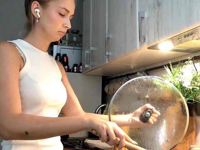 Emelinestrande live cam on BongaCams