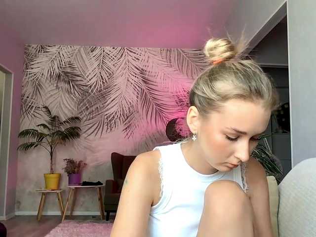 Emelinestrande live cam on BongaCams