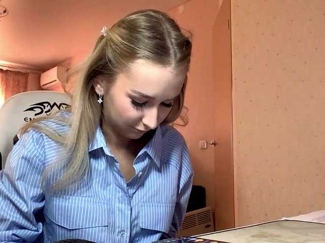 Emelinestrande live cam on BongaCams
