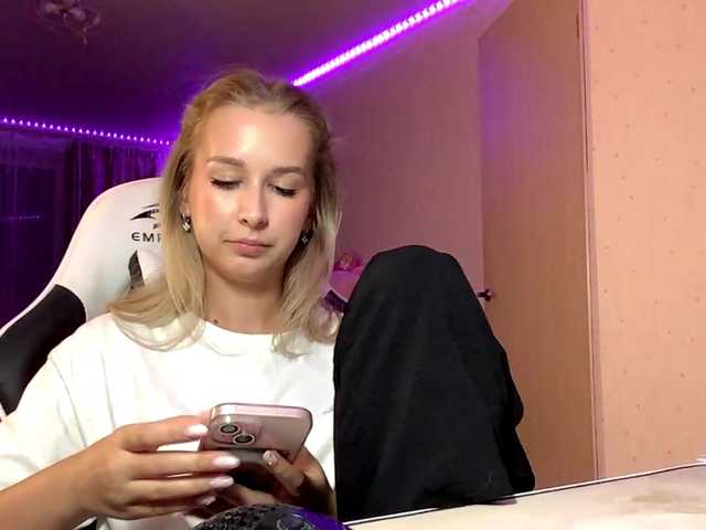 Emelinestrande live cam on BongaCams