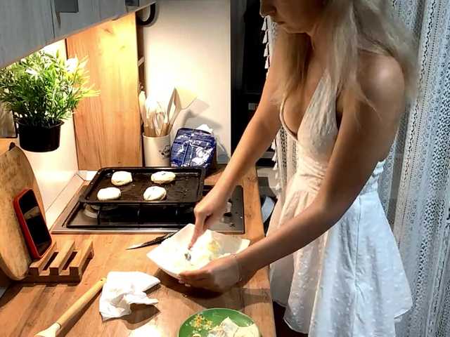 Emelinestrande live cam on BongaCams