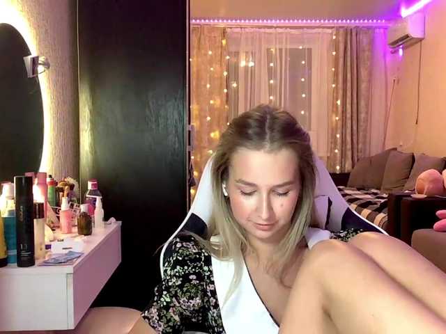 Emelinestrande live cam on BongaCams