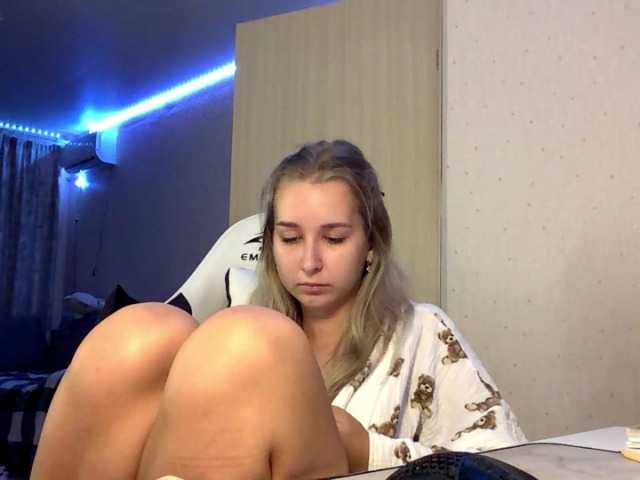 Emelinestrande live cam on BongaCams