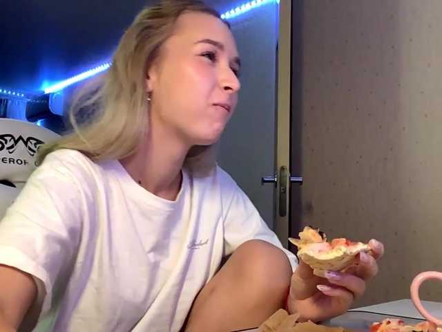 Emelinestrande live cam on BongaCams