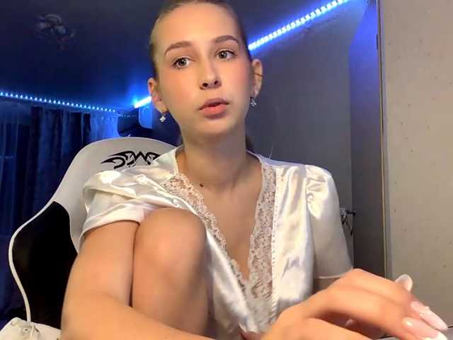 Emelinestrande live cam on BongaCams