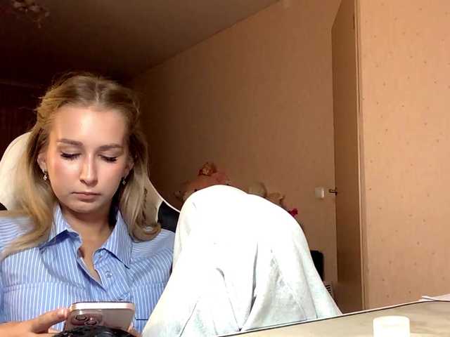 Emelinestrande live cam on BongaCams