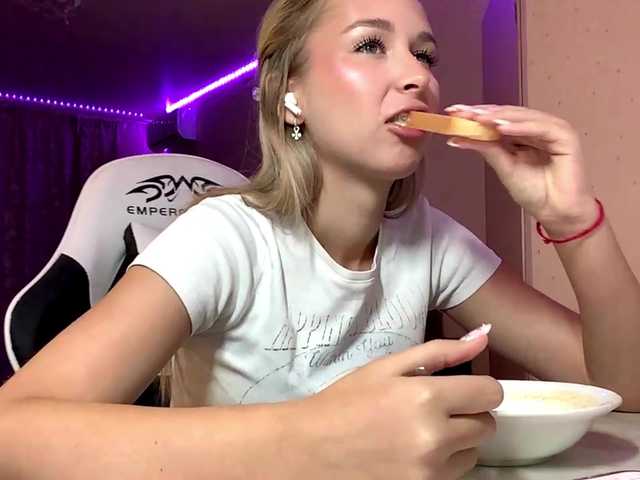 Emelinestrande live cam on BongaCams