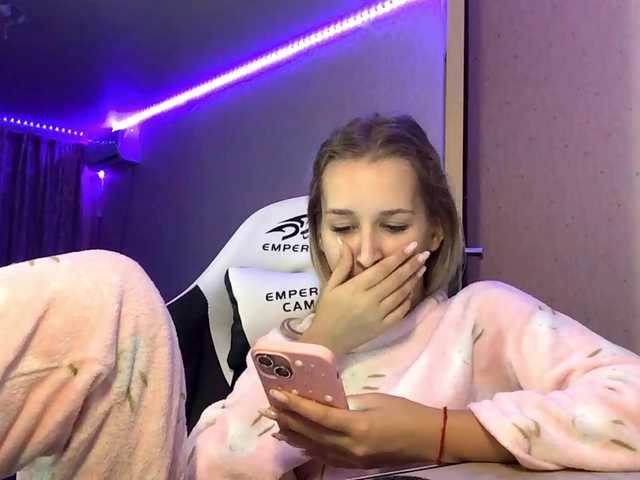 Emelinestrande live cam on BongaCams