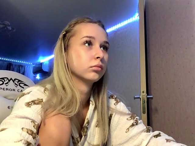 Emelinestrande live cam on BongaCams